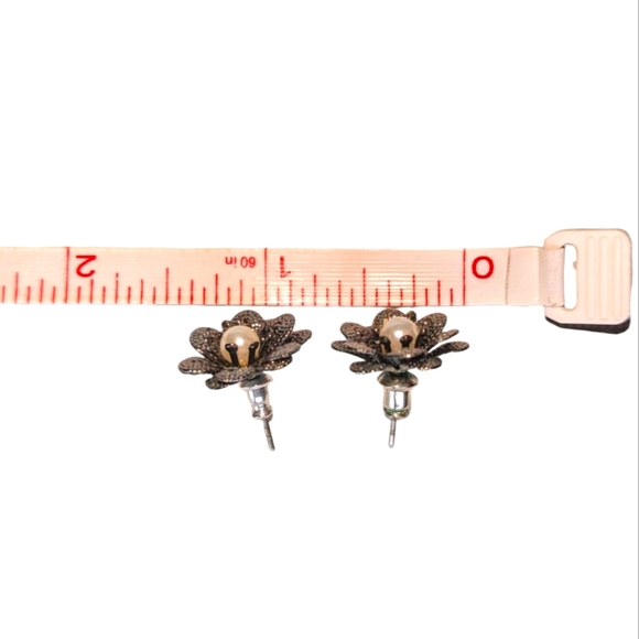 🛍️3 for $10 Small Silver Floral Stud Earrings with pearl center - Picture 2 of 2